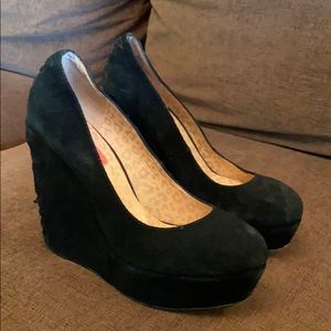 Betsy Johnson black wedges